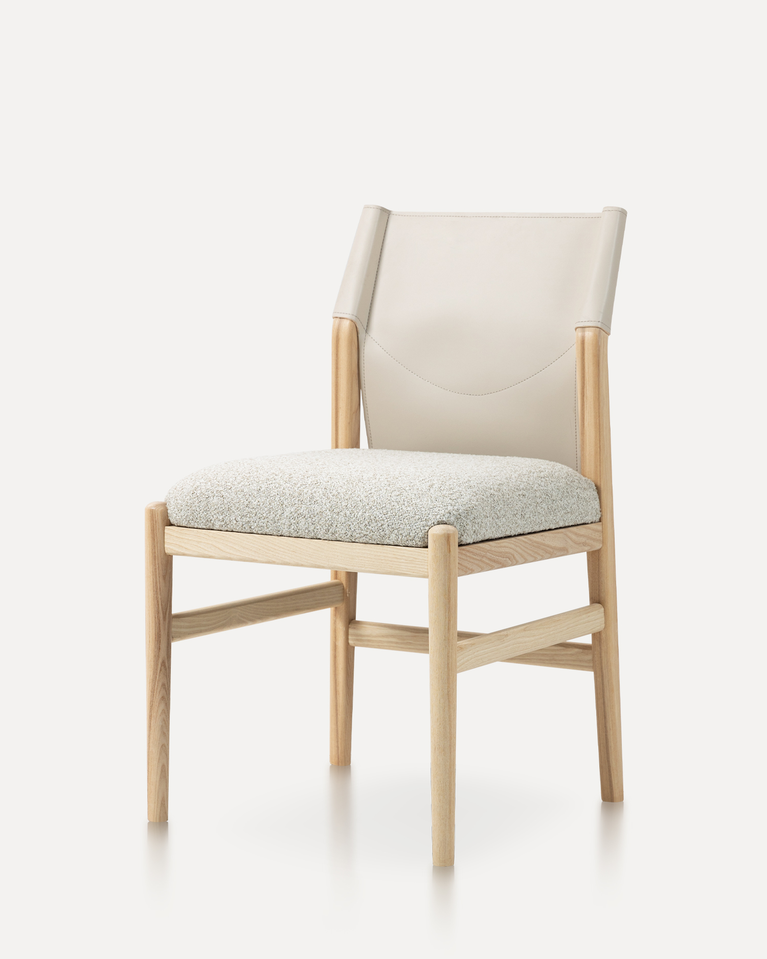 Komportableng saddle leather wooden chair