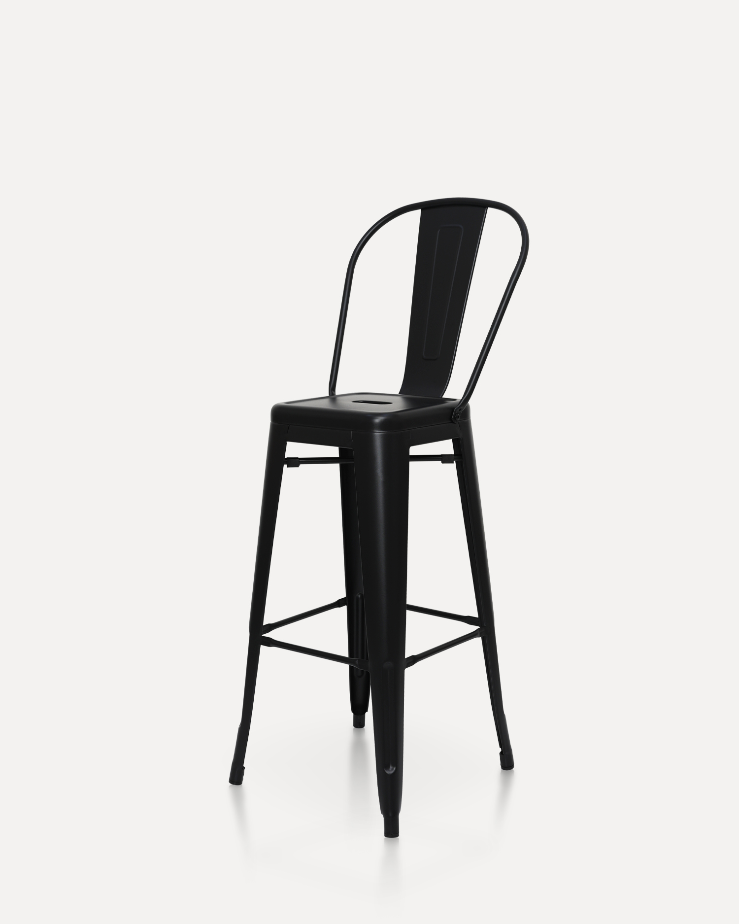 Itim na metal barstool na may backrest