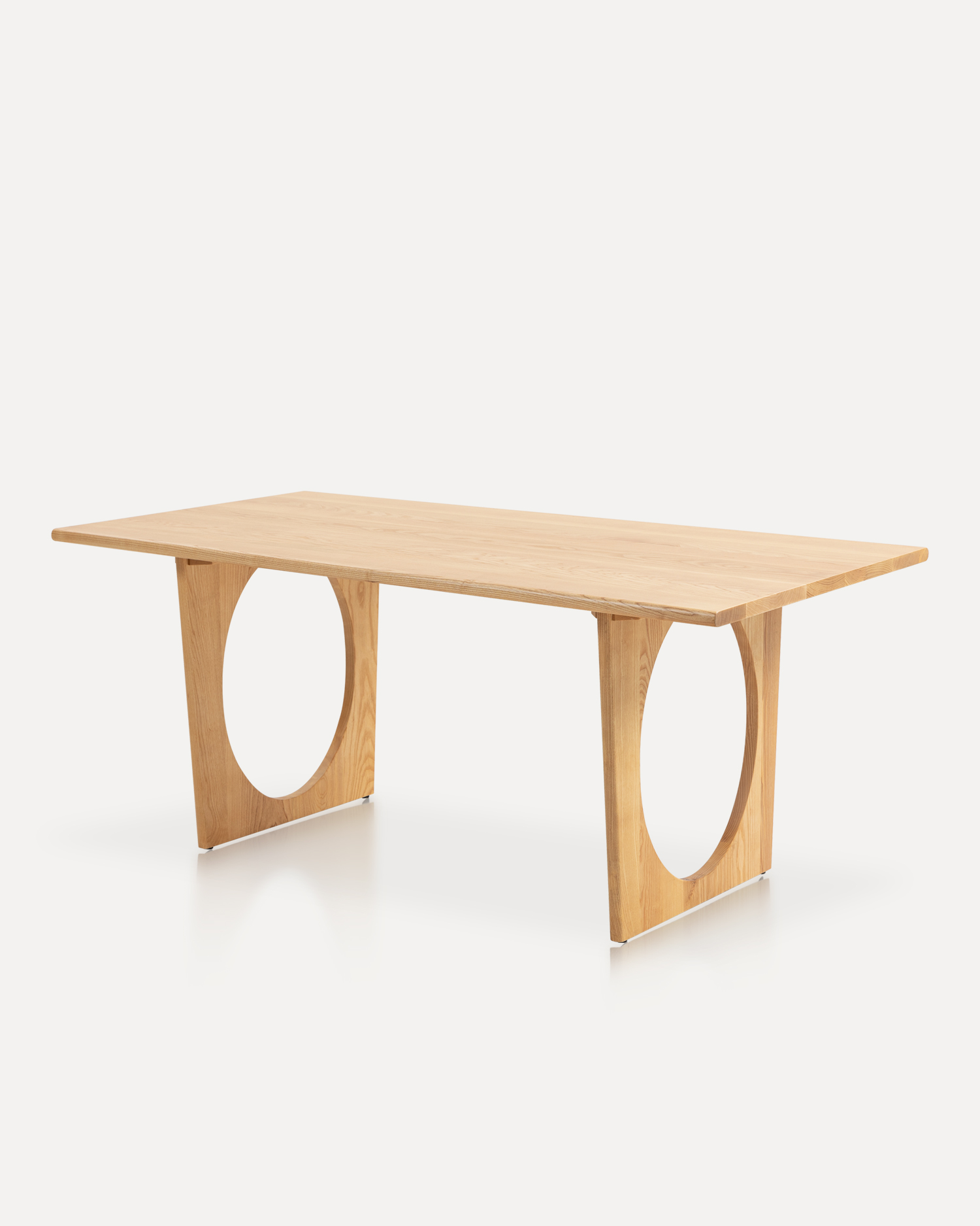 Likas na talahanayan ng kahoy na ash